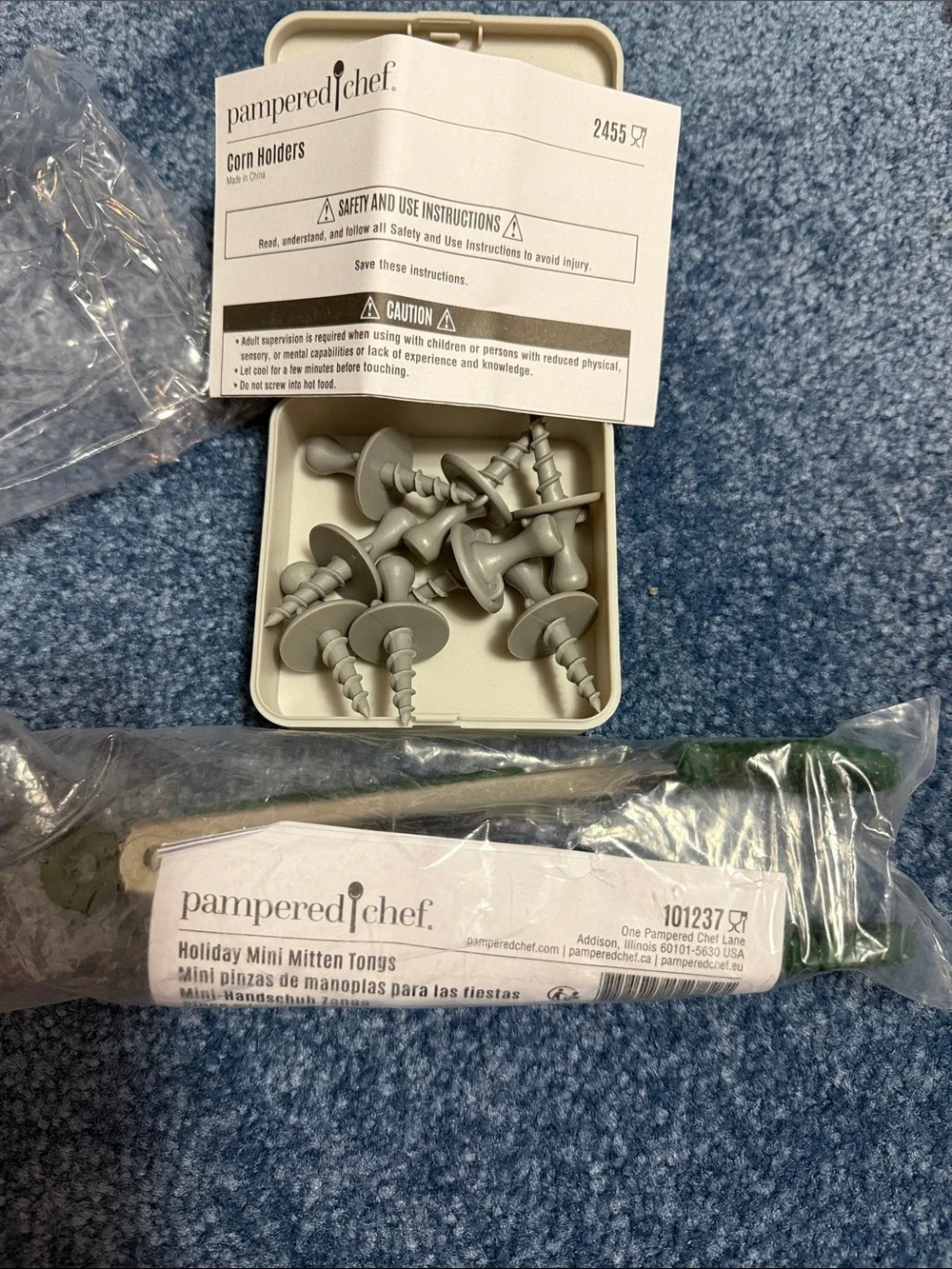 Pampered Chef Gray Corn Holders with Green Mini Mitten Tongs